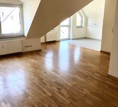 *** Schöne 2-Zimmer im DG mit Parkett und EBK in toller Lage! ***