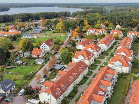 Bezugsfrei ab Mai 2025: 2-Zimmer-ETW im DG mit Balkon und TG-Stellplatz nahe See und Golfplatz