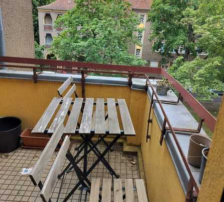 Schöne und sehr helle Wohnung in Reinickendorf mit Terrasse und einem riesigen Park direkt dahinter