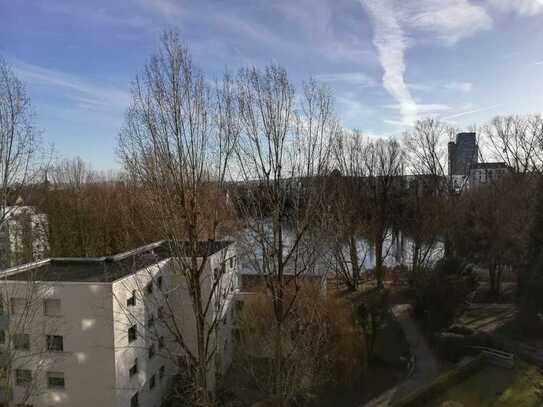 helle 1 ZWG, Balkon mit Aussicht und moderner Einbauküche in Stuttgart