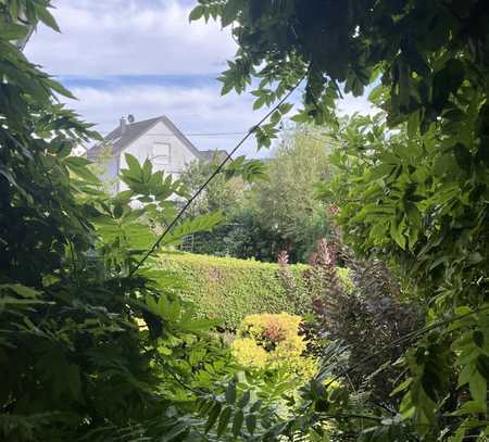 Charmante Doppelhaushälfte als Zweifamilienhaus nutzbar mit Garten und Garage