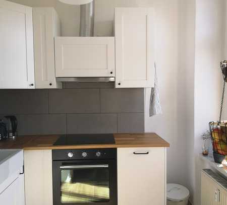 Lichtdurchflutete, modernisierte 2-Raumwohnung in zentraler Lage mit offener Küche !