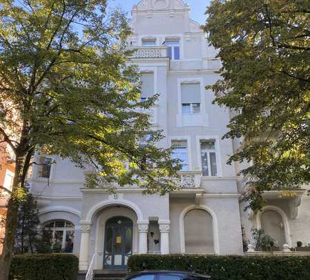 Einmalige Gelegenheit! Renovierte 3 ZKB Altbauwohnung mit Aufzug und Weitblick im Dichterviertel