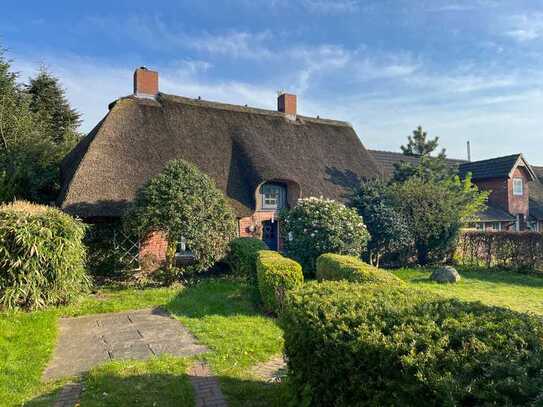 Ein Reetdachhaus, wie es im Buche steht: wohnlich, gemütlich, mit viel Platz und Natur.