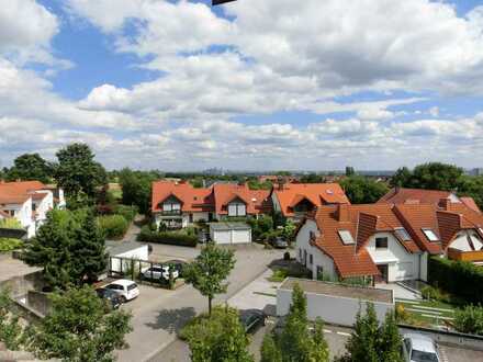 Attraktive 2-Zimmer-Dachgeschosswohnung mit Balkon und Einbauküche in Liederbach