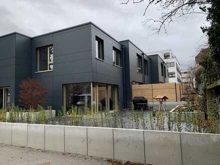 Modernes Reiheneckhaus mit PV und Wärmepumpe