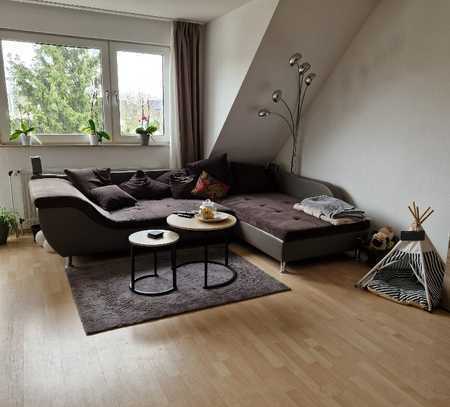 Helle und freundliche 4-Zimmer-Maisonette- Wohnung mit Balkon und Einbauküche in Neuss