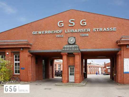 Große Industriehalle im historischen Gewerbehof in Berlin-Reinickendorf