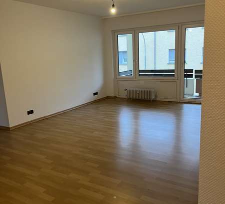 Schöne 3-Zimmer-Wohnung mit Balkon, EBK und sanierten Bädern in Neu-Isenburg