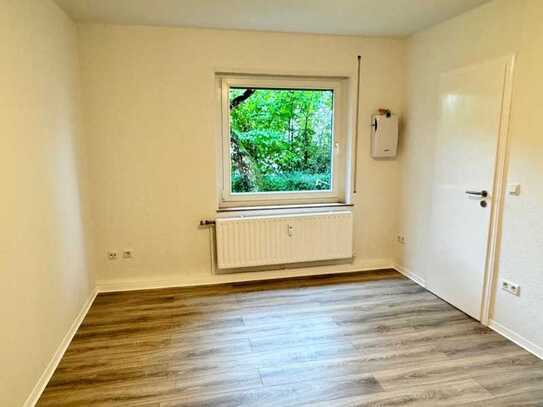 EINFACHES Haus ABER: SCHÖNE Wohnung für 1 Person * separate Küche * Laminat NEU KL WEST