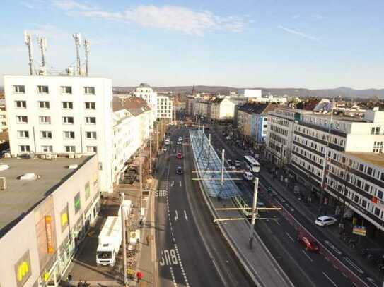 Bertha-von-Suttner-Platz, 20 Bus +4 Straßenbahnlinien, Parkhäuser, zentral - bestens erreichbar!