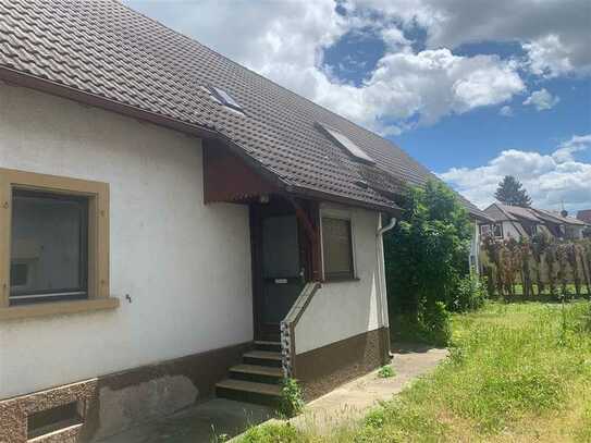 Einfamilienhaus mit Nebengebäude in Elchesheim-Illingen wartet auf talentierten Handwerker