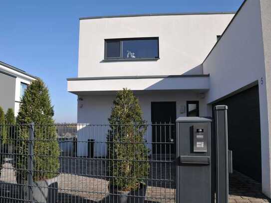 Modernes neuwertiges freistehendes Einfamilienhaus mit schönem unverbaubaren Blick in ruhiger Lage