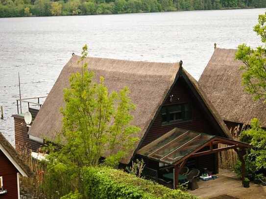 Luxus Bootshaus mit Reetdach am Ziegelsee mit Motorboot