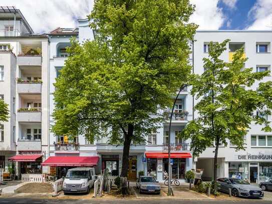 Attraktive Kapitalanlage in Charlottenburg: Vermietete 2-Zimmer-Altbauwohnung mit Balkon