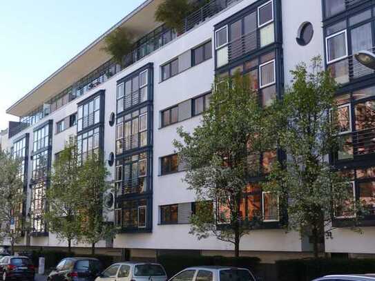 Vollständig renovierte 2-Raum-Penthouse-Wohnung mit Balkon und EBK in Köln-Lindenthal