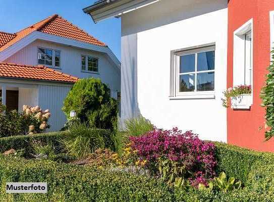 Musterbeispiel einer Traum-Doppelhaushälfte mit Garage