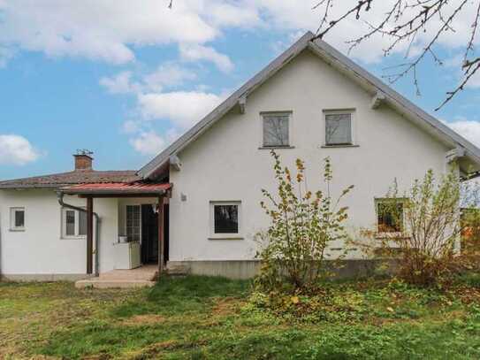 Sanierungsbedürftiges Familienidyll mit Garten und einem Carport in naturnaher Lage