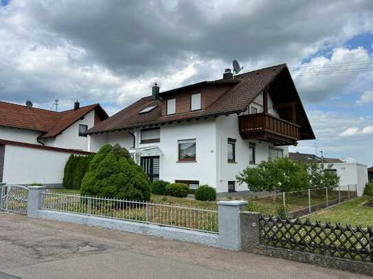 gepflegtes Zweifamilienhaus mit 3 Garagen in Giengen-Burgberg zu verkaufen.