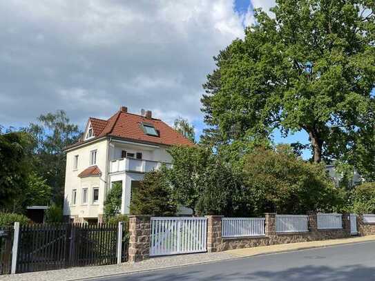 Von privat: Villa mit Baugrund vor Spitzhaus und Weinbergen