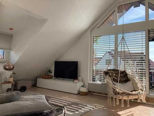 Modernisierte 2-Zimmer-Wohnung mit Balkon und EBK in Davoser Weg, Stuttgart voll möbliert mit WLAN