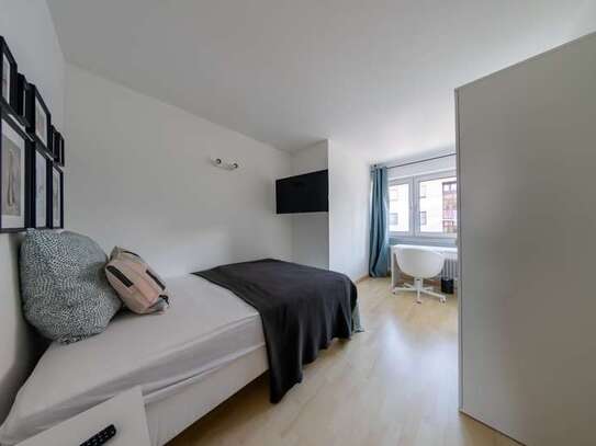 +++ Furnished room in 60528 +++