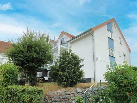Attraktive Kapitalanlage: Vermietete 2,5-Zi.-ETW mit Galerie, Balkon und TG-Stellplatz am Feldrand