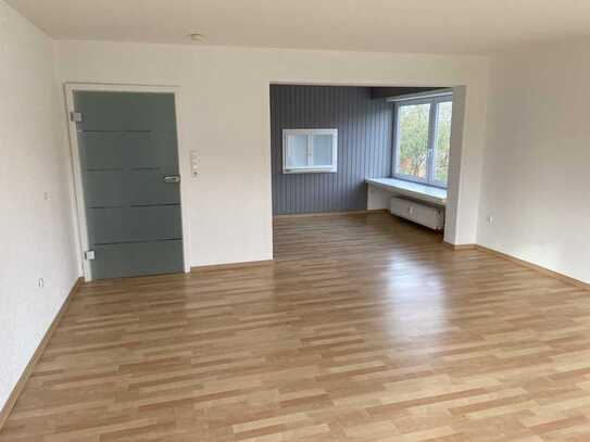 Ansprechende 4-Zimmer-Hochparterre-Wohnung mit gehobener Innenausstattung mit Balkon