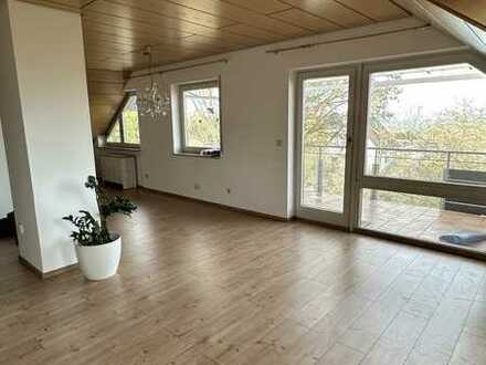 Erstbezug nach Sanierung mit Balkon: Geschmackvolle 2,5-Raum-DG-Wohnung mit geh. Innenausstattung