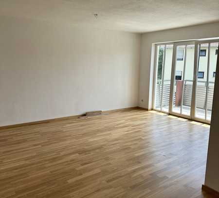 Helle 2 Zimmer -Wohnung in oberster Etage mit Balkon, EBK und Stellplatz in Regensburg Ost