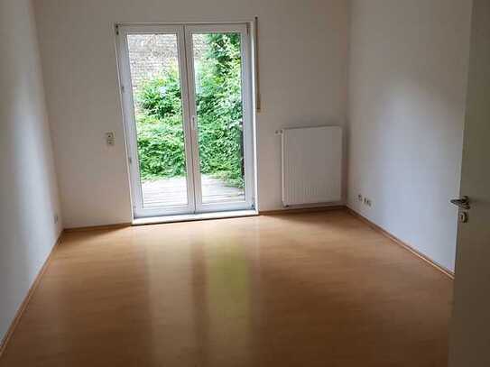 gepflegtes, charmantes Einzimmer-Apartment im EG mit Terrasse, EBK und Tageslichtbad