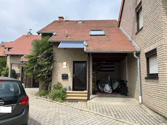 1-FAMILIENHAUS MIT EBK, WINTERGARTEN, KLEINEM GARTEN MIT FREISITZ, CARPORT UND 1-2 KFZ-STELLPLÄTZEN