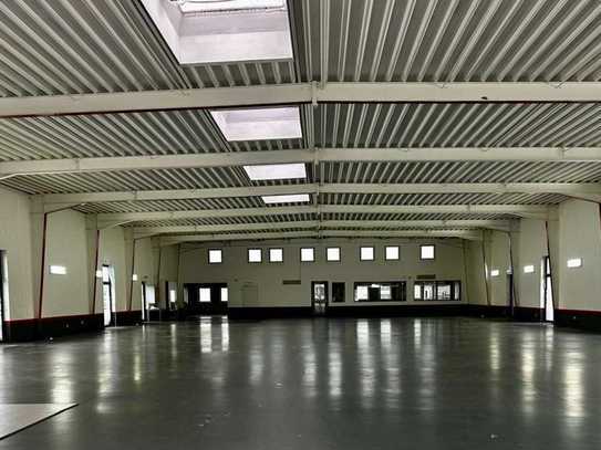 Moderne Ebenerdige Halle/Ausstellungsfläche mit Büro & großem Außenbereich