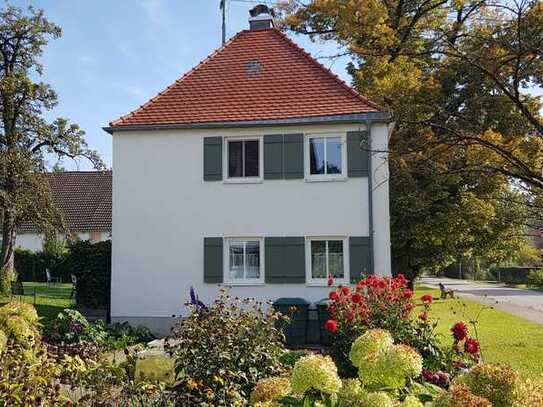 Gepflegtes kleines Haus mit Garten