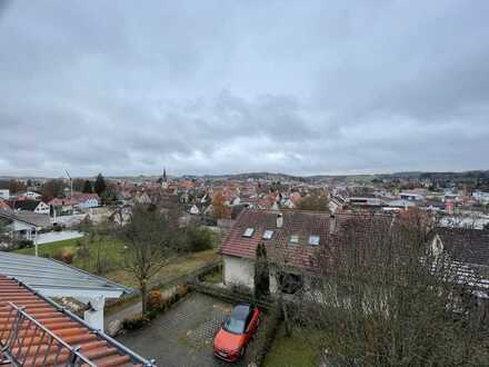 Gepflegte DG-Wohnung mit 3,5 Zimmern sowie Balkon und EBK in Münsingen