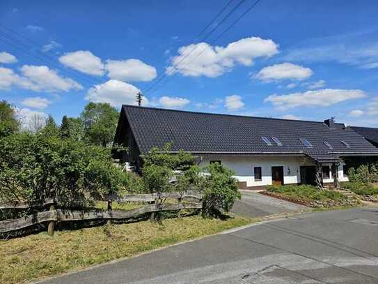 Geräumiges gepflegtes Bauernhaus am Dorfrand mit großem Grundstück.