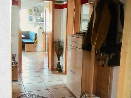 Gepflegte Dachgeschosswohnung mit drei Zimmern sowie Balkon und EBK in Altdorf