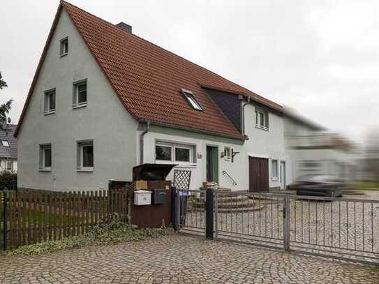 Großräumige Doppelhaushälfte mit Kamin, Garten und modernen Bädern in Seenähe