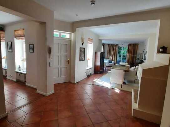 Maisonette im Souterrain mit Garten, mehrere Terrassen, Einbauküche, 2 Bäder, vollmöbliert