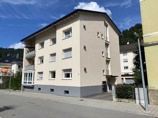 Ansprechende, helle 2,5-Zimmer-Wohnung mit 2 Balkonen und Einbauküche in Zell im Wiesental