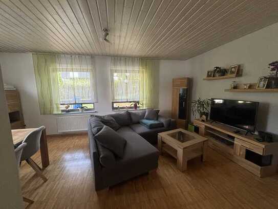 Modernisierte Wohnung mit zwei Zimmern sowie Terrasse und EBK in Engstingen