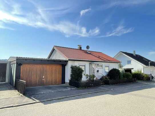 Charmantes Wohnhaus mit PV-Anlage, große Garage+Carport