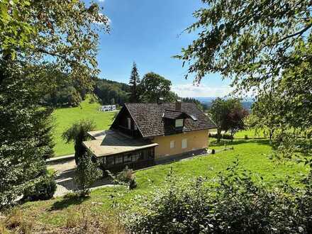 Reserviert! Wohnhaus m. Nebengebäuden u. ca. 4.800 m2 Grund + eig. Brunnen in traumhafter Aussichts-