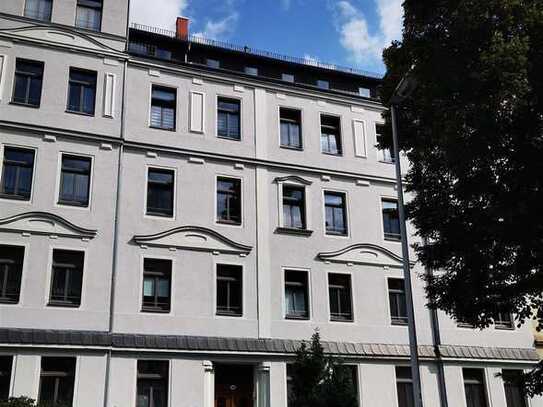 Großzügige 3-Zimmer mit Laminat, Wannenbad und Balkon, EBK in ruhiger Lage!