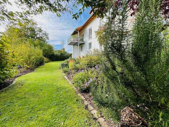 Traumausblick - Hochwertig saniertes 2-Familien-Haus mit herrlichem Garten und Doppelgarage