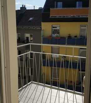 SCH32 - Einziehen und Wohlfühlen - Charmante Wohnung mit Balkon in zentraler Lage