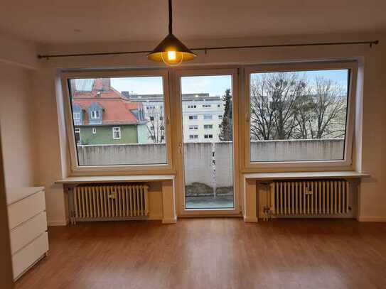 Appartement mit Balkon und kleiner EBK in München-Neuhausen