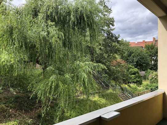 attraktive Wohnung mit Balkon und Aufzug in ruhiger Seitenstraße