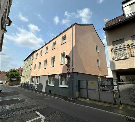 Geräumige 4 - Zimmer Wohnung in Fußgängerzone mit EBK und Balkon