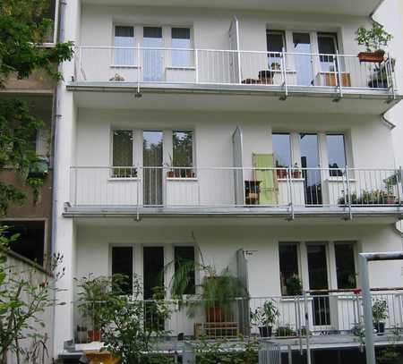 Gemütl. Dachgeschoss Whg. mit Wohnküche und Balkon in Köln-Kalk